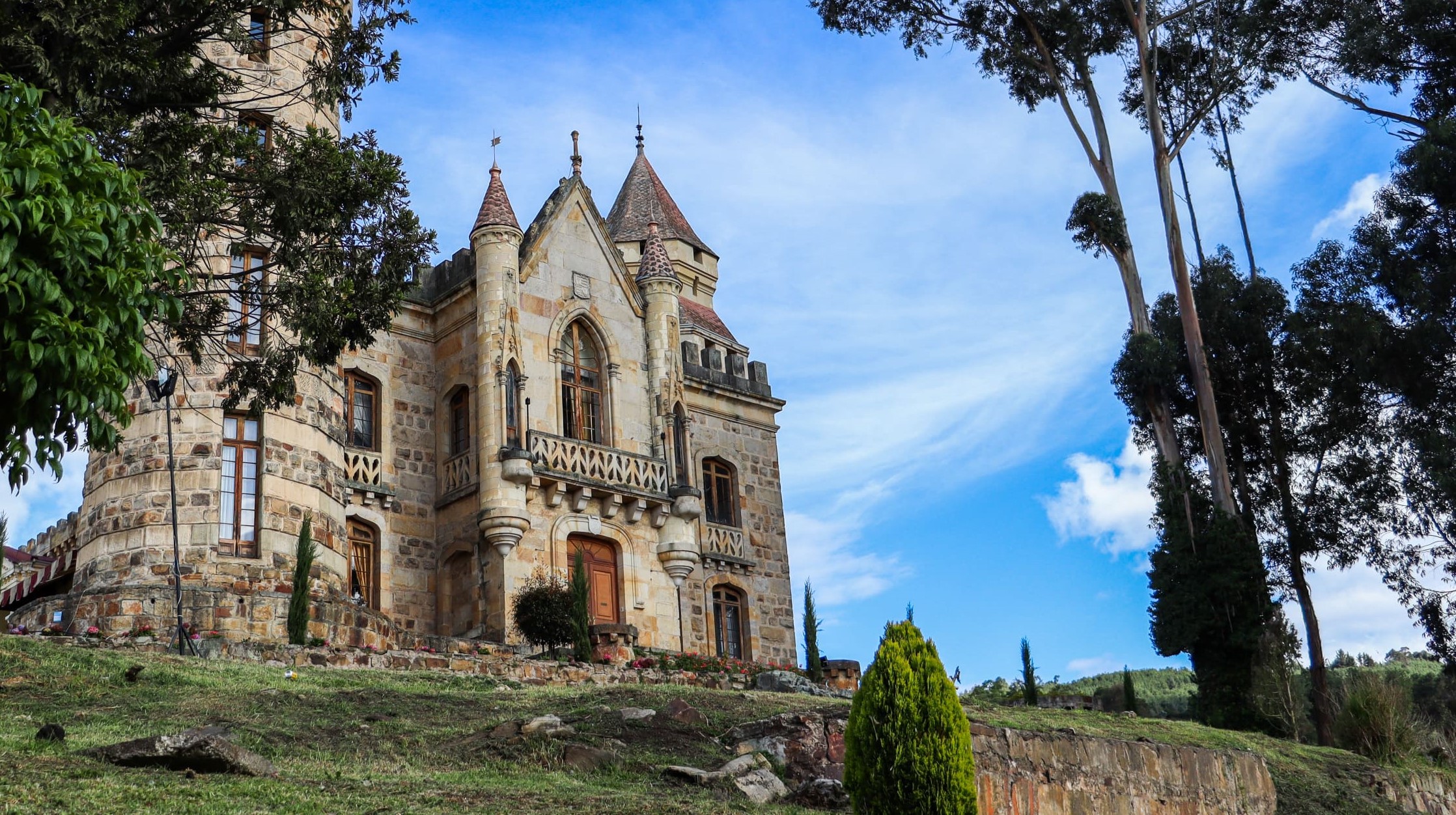 El Castillo Marroquín en Chía se alza majestuoso en medio de un paisaje verde, destacando su arquitectura neogótica con torres puntiagudas y ventanales de arco ojival. Sus muros de piedra y sus detalles ornamentales lo convierten en un verdadero castillo de cuento de hadas.