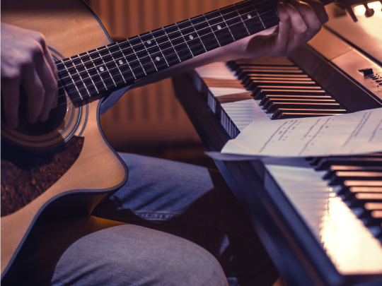 Imagen de persona tocando guitarra