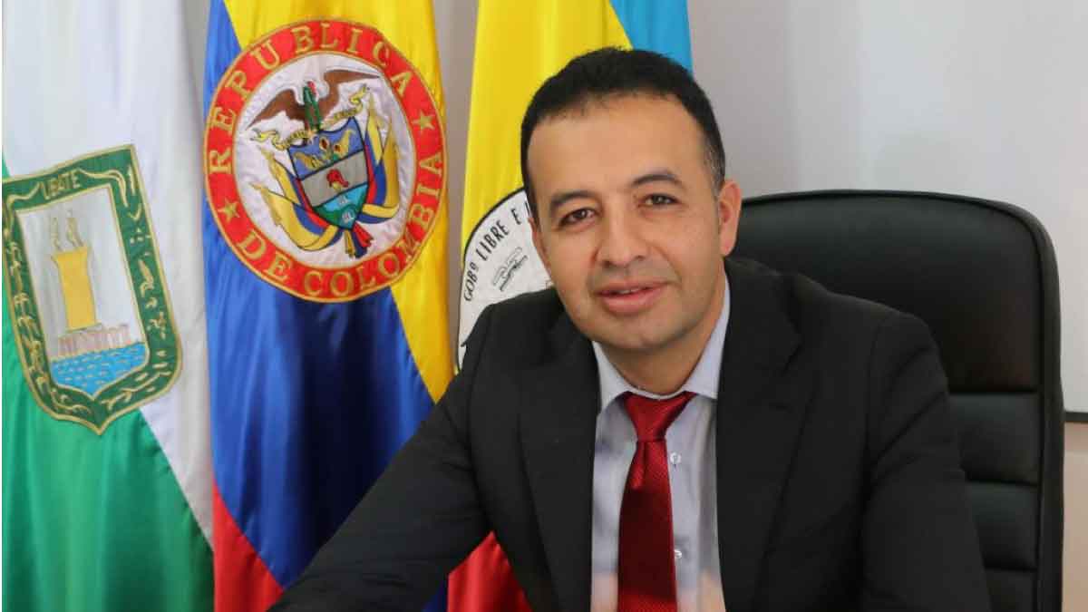Graduado seleccionado como el mejor servidor público