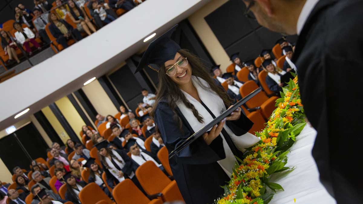 Entrega del diploma y acta de grado en casa