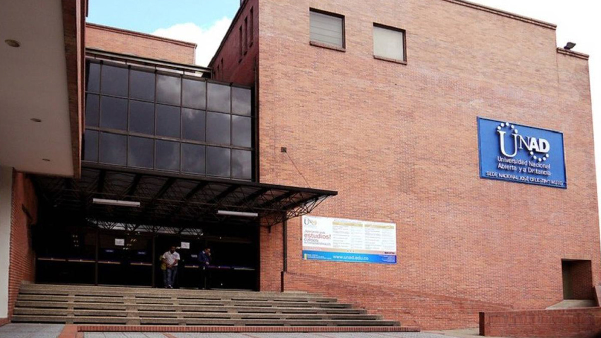 La Universidad con más estudiantes y totalmente virtual y a distancia se acredita institucionalmente