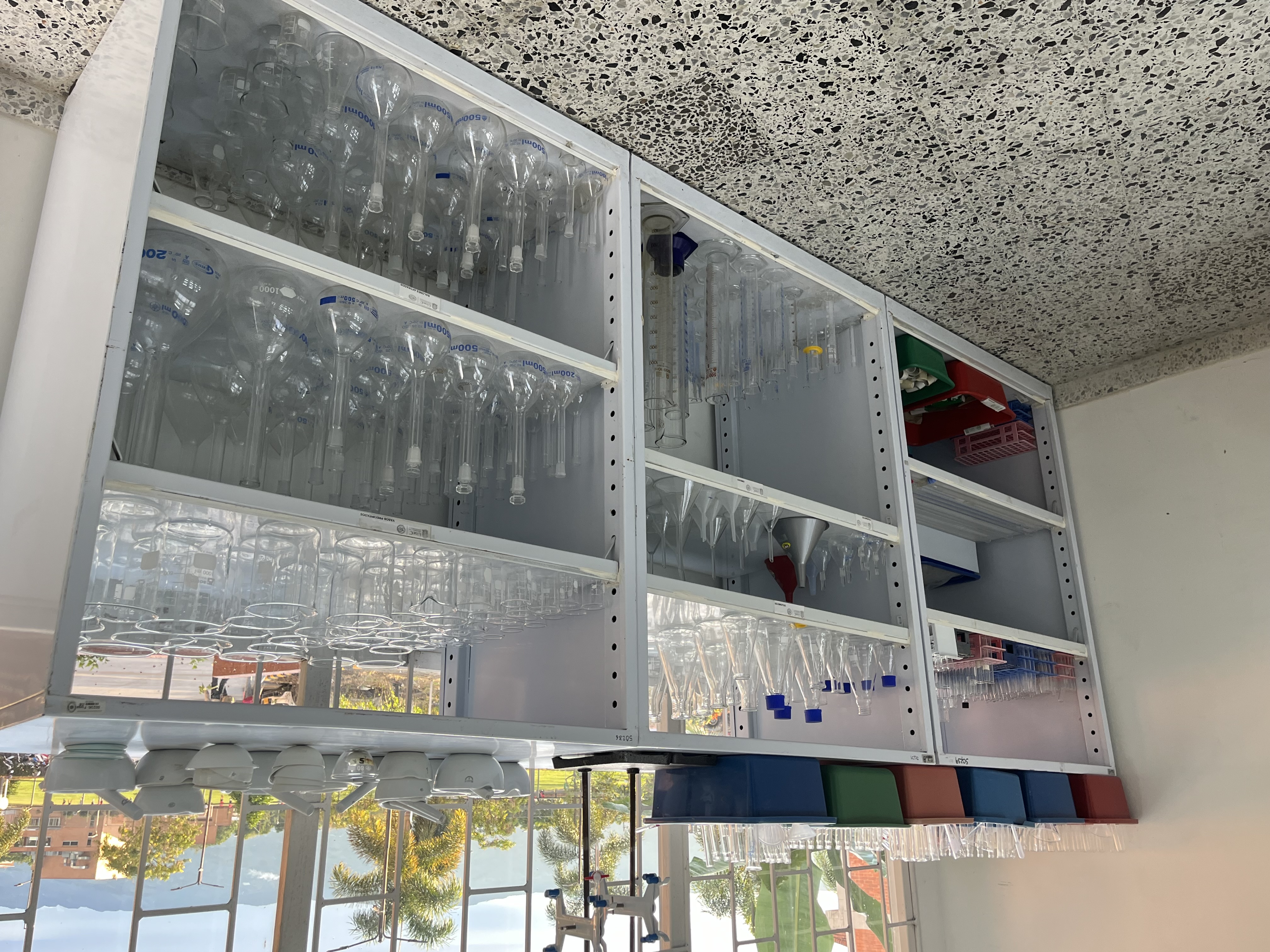 estantes con elementos de laboratorio