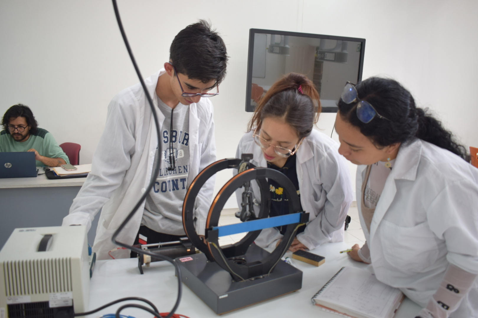estudiantes laboratorio fisica