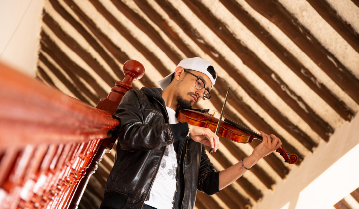 estudiante tocando violin