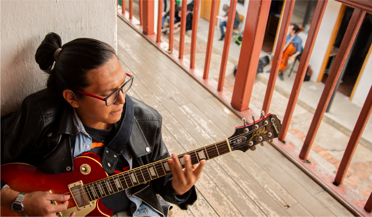 estudiante tocando guitarra