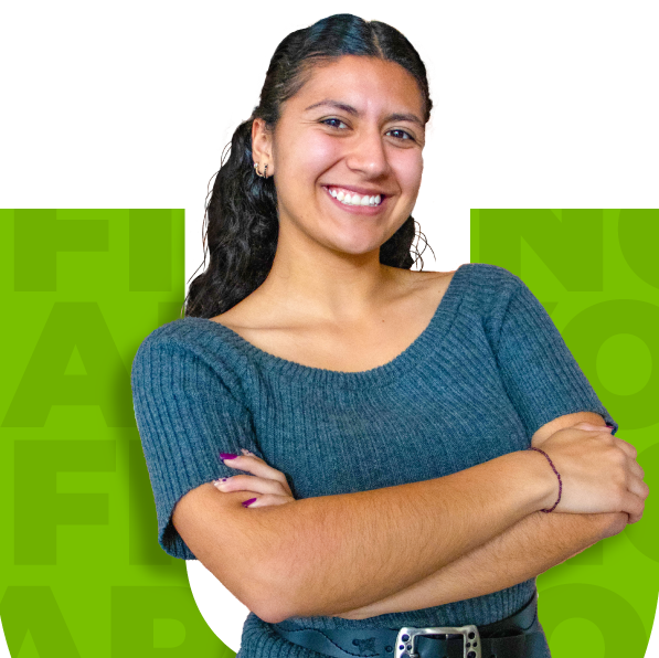 Estudiante sonriendo con los brazos cruzados frente a un fondo verde en forma de U, símbolo de apoyo financiero