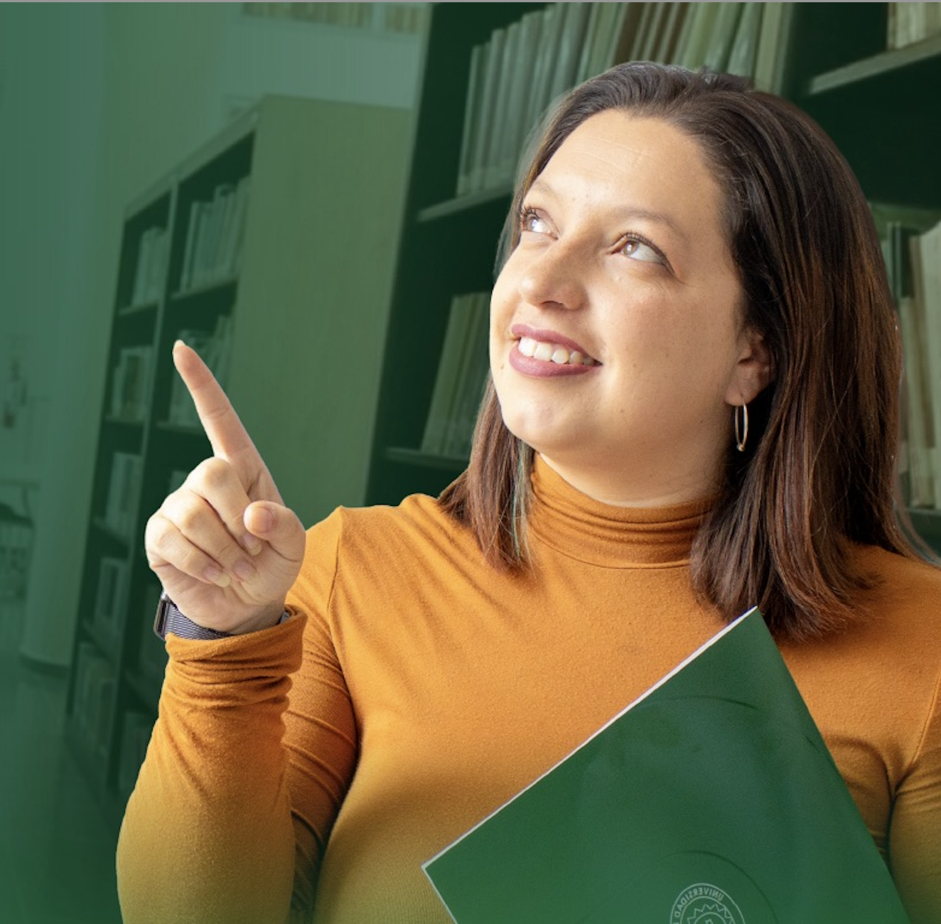 Estudiante sonriendo delante del logo de isu