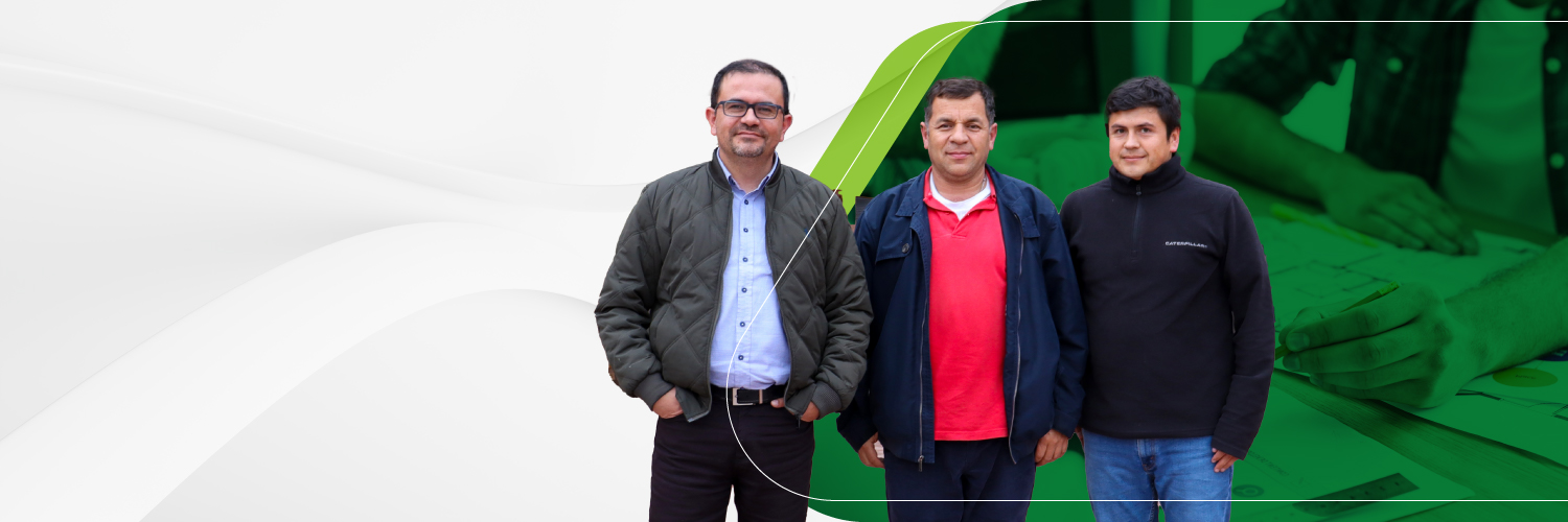 Tres hombres posando y sonriendo frente a un fondo con tonos verdes y grises.