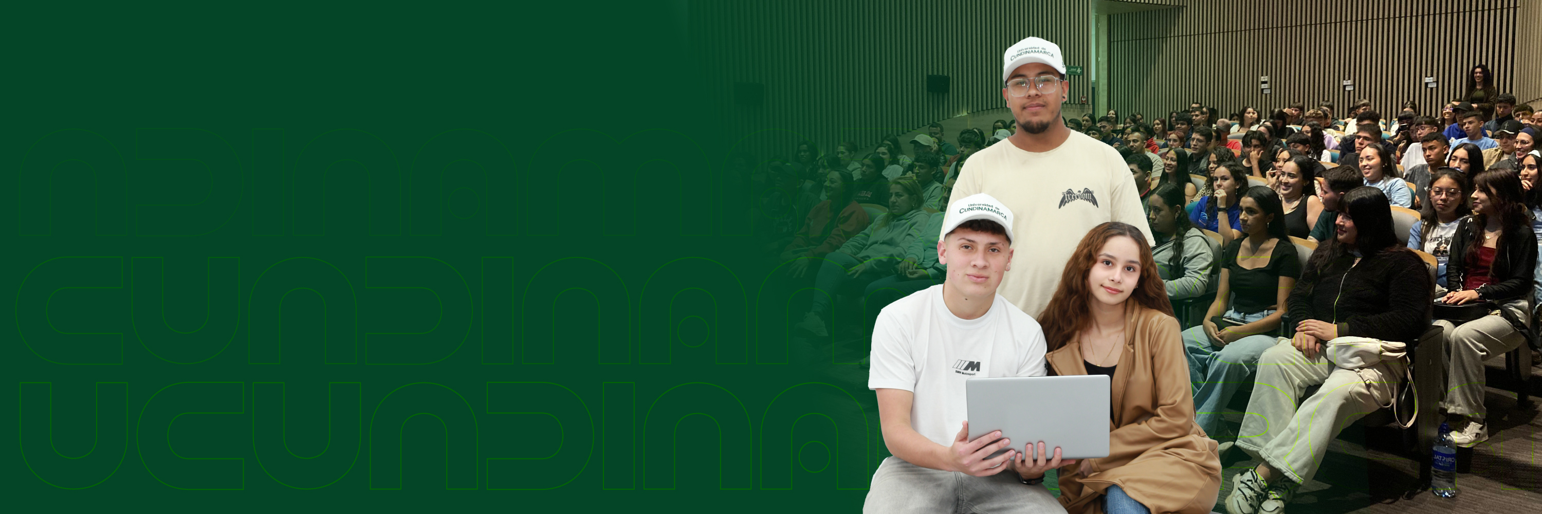 Estudiantes sonriendo frente a una laptop