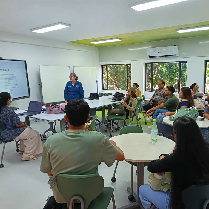 Fotografía de Cecilia Uribe Villamar en aula de girardot