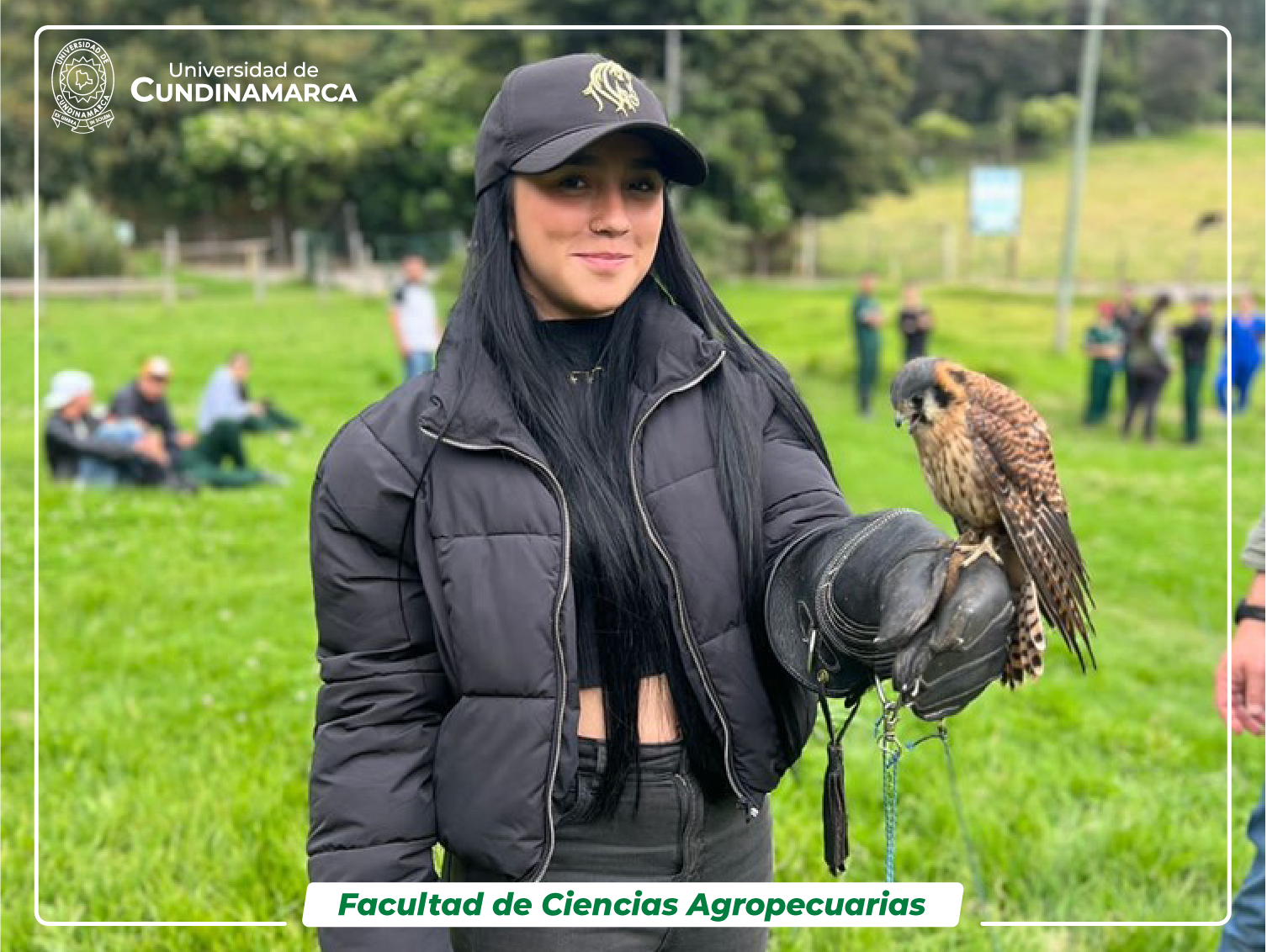 Estudiante sosteniendo un ave