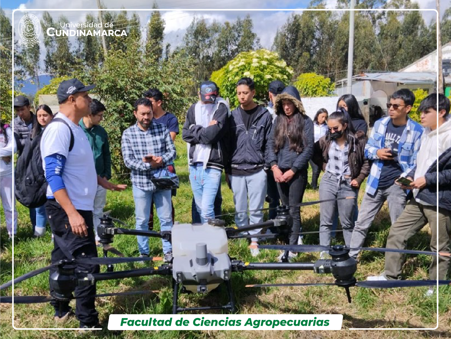 Estudiantes viendo un dron