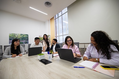 personas reunidas en mesa de trabajo