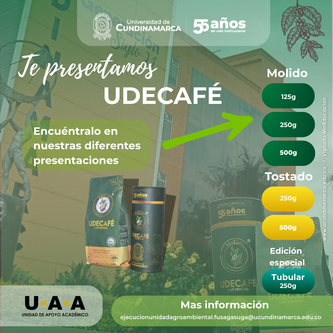 Paquetes de UDECafé sobre mesa frente a edificio universitario.