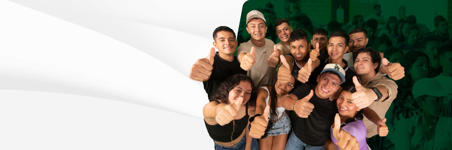 Grupo de jóvenes sonrientes levantando el pulgar en señal de aprobación