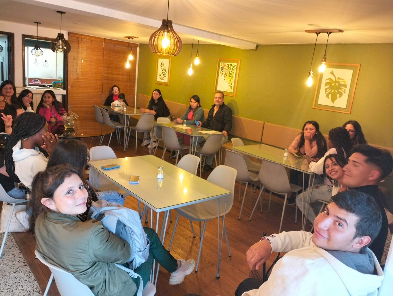 Estudiantes en restaurante
