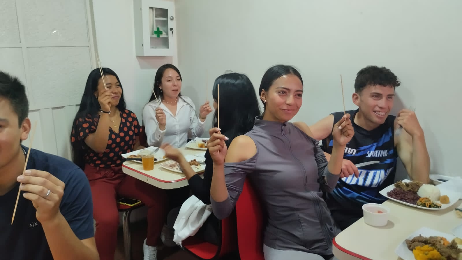 Estudiantes en restaurante