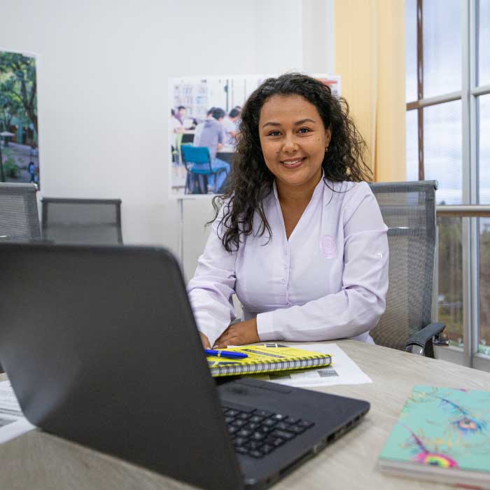 Fotografía de funcionaria de la UCundinamarca en su oficina