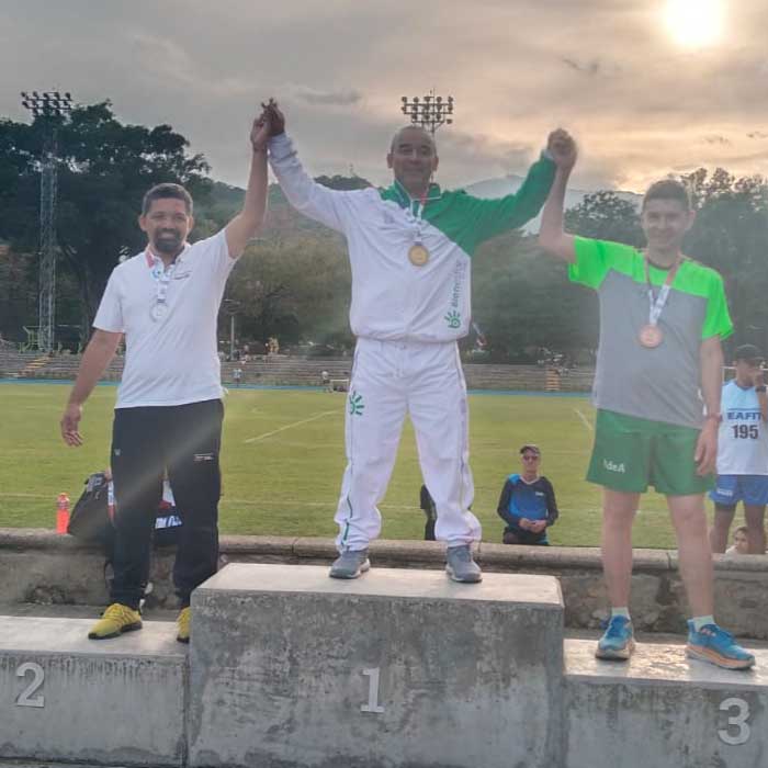 fotografía de deportistas celebrando su triunfo