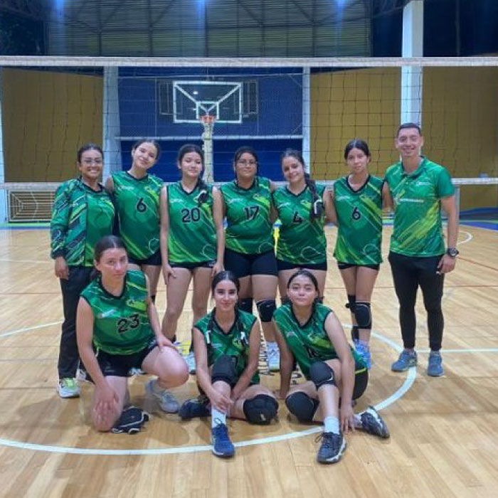 Fotografía de deportistas en la cancha