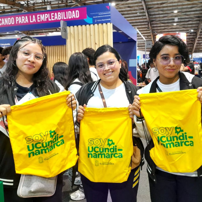 Fotografía de asistentes a expoestudiante con tulas de la UCundinamarca