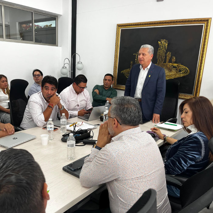 Fotografía de dr. Adriano Muñoz en mesa de trabajo con alta dirección y alcaldía de girardot