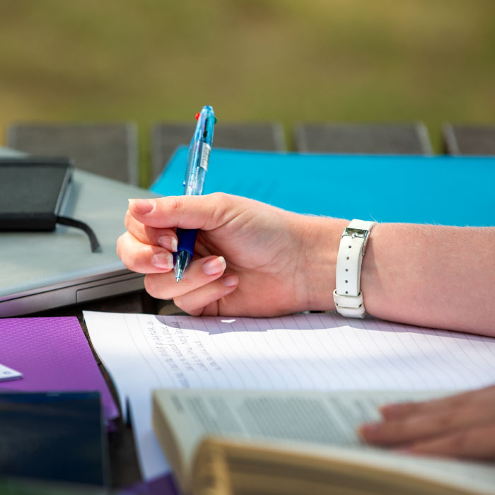 Fotografía mujer sosteniendo esfero
