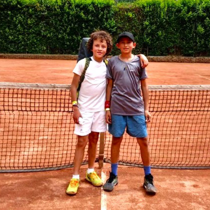 Fotografía de deportistas en la cancha de tenis