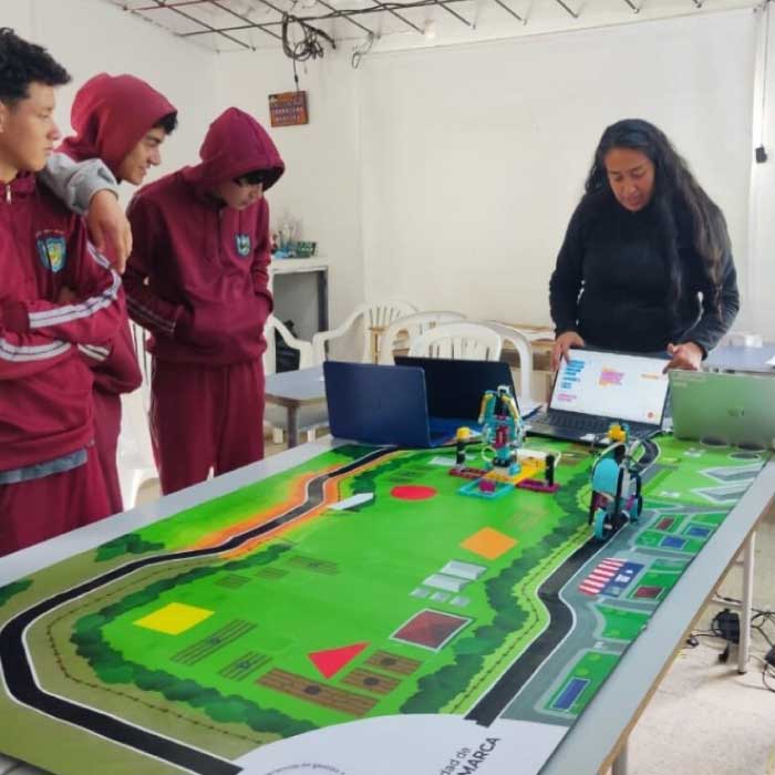 fotografía de docente investigadora en el aula con estudiantes