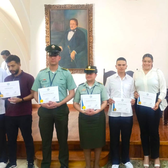 Fotografía de asistentes al evento de reconocimiento