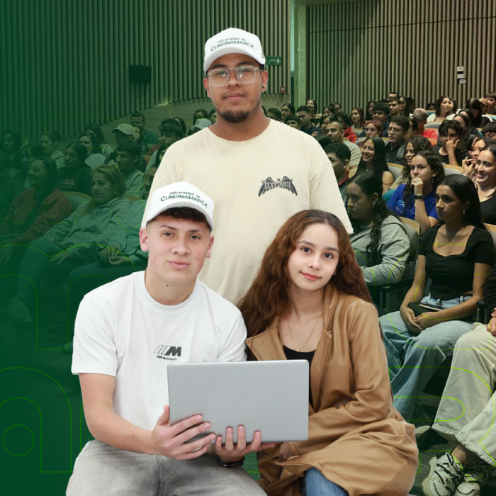 fotografía de estudiantes sonriendo y un computador portatil en sus manos