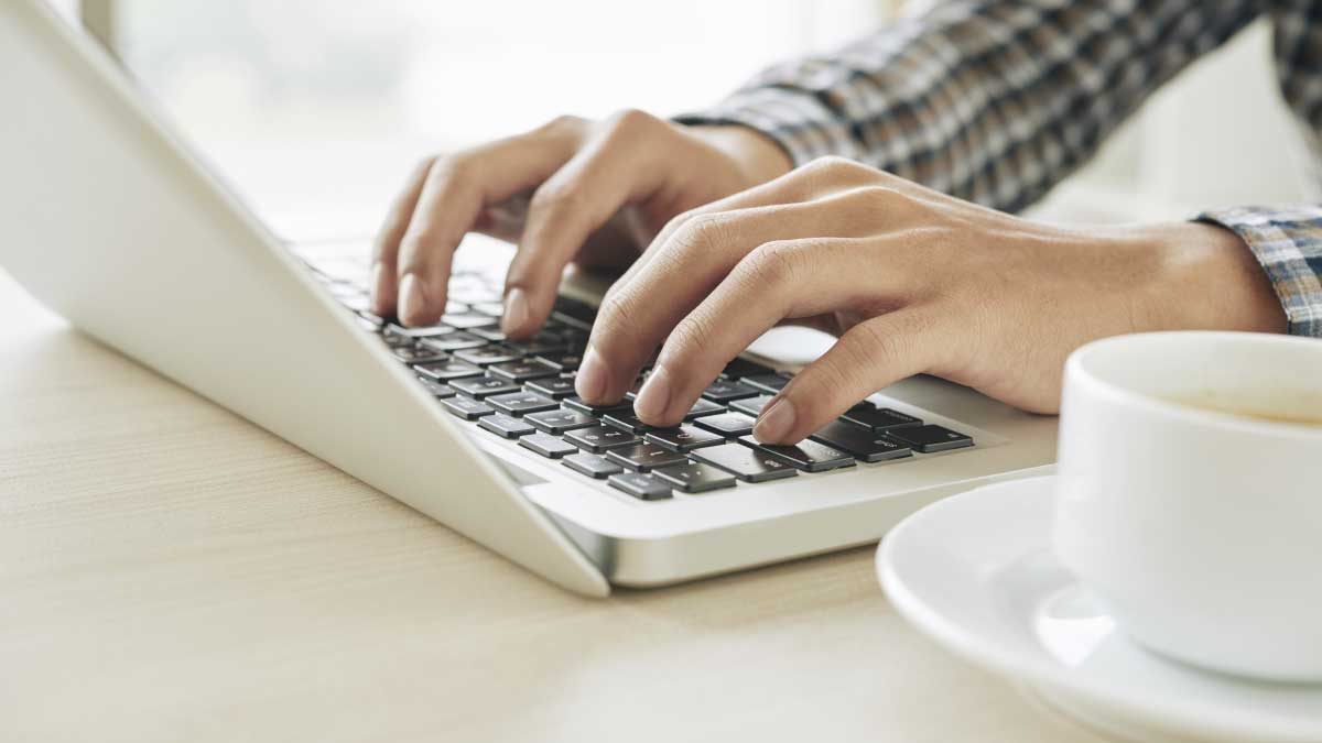 mano digitando en computador