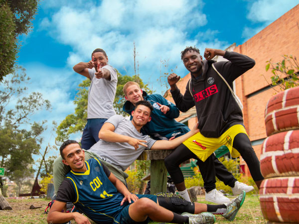 Grupo de estudiantes sonriendo