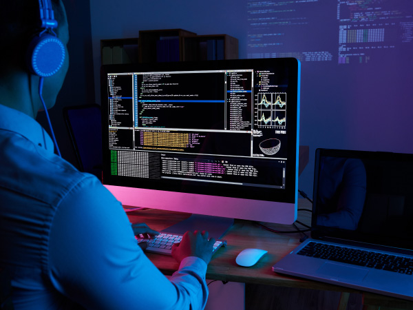 persona programando en computador