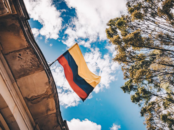 Imagen de bandera de Colombia en cielo azul