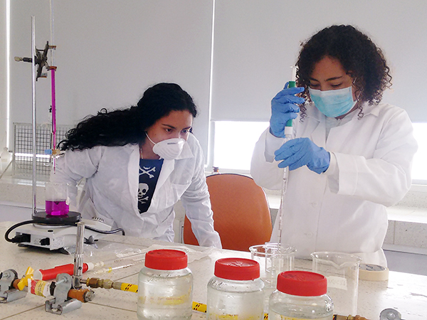 Imagenes de dos estudiantes en el laboratorio