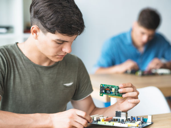ingeniero en miniatura y el trabajador plug in de lan por cable a la computadora