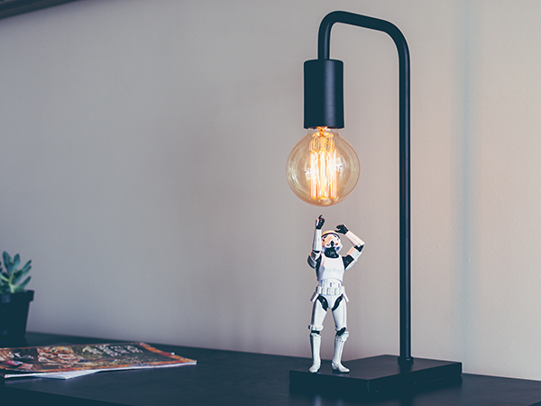 Imagen de una lampara con un juguete