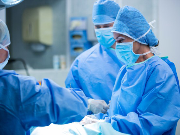 cirujanos que realizan la operacion