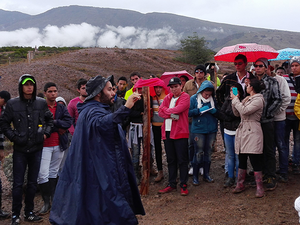 Imagen de personas reunidas