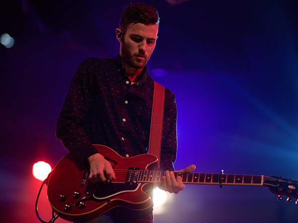 Imagen de hombre tocando guitarra