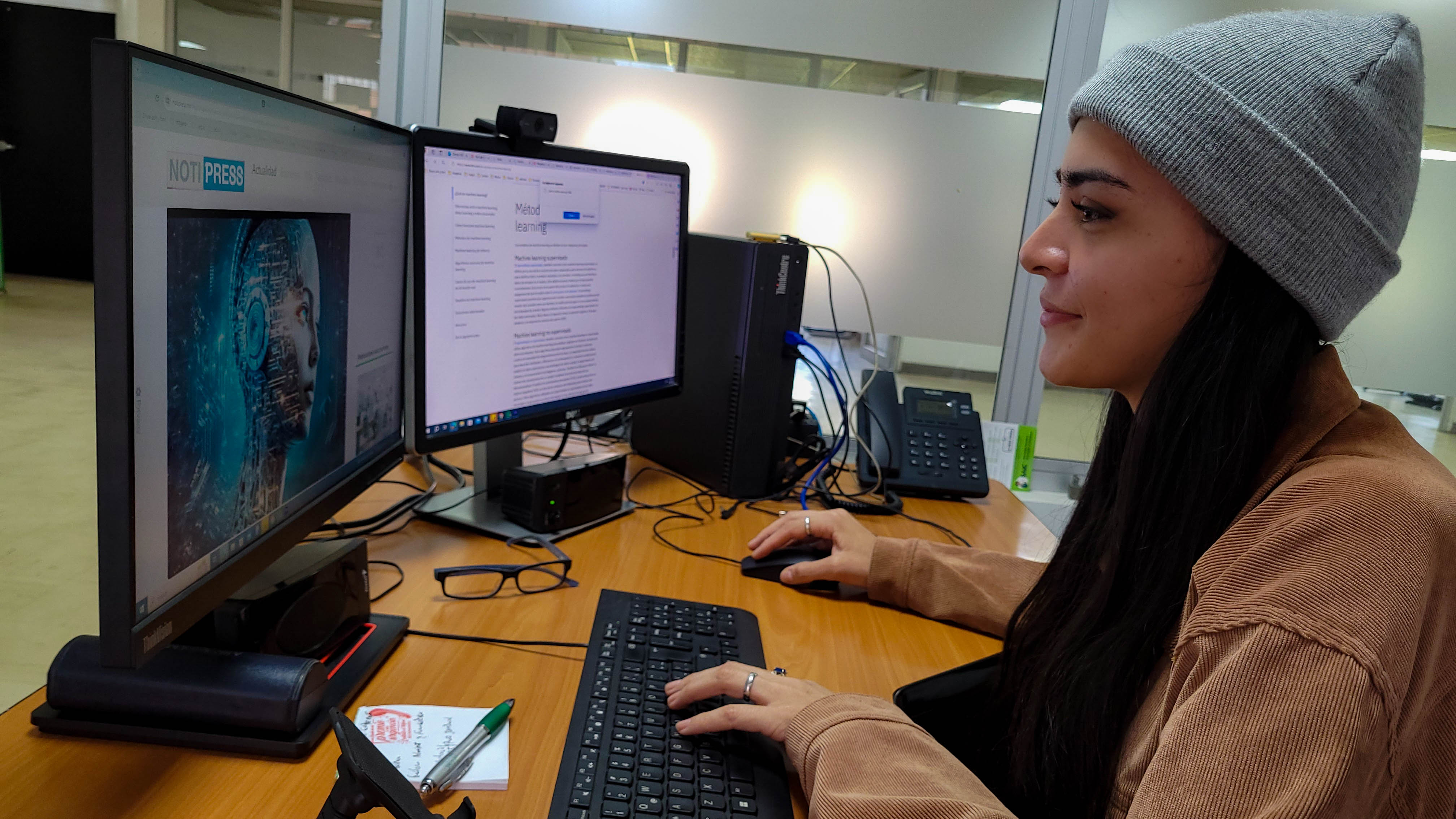 estudiante interactuando con computador