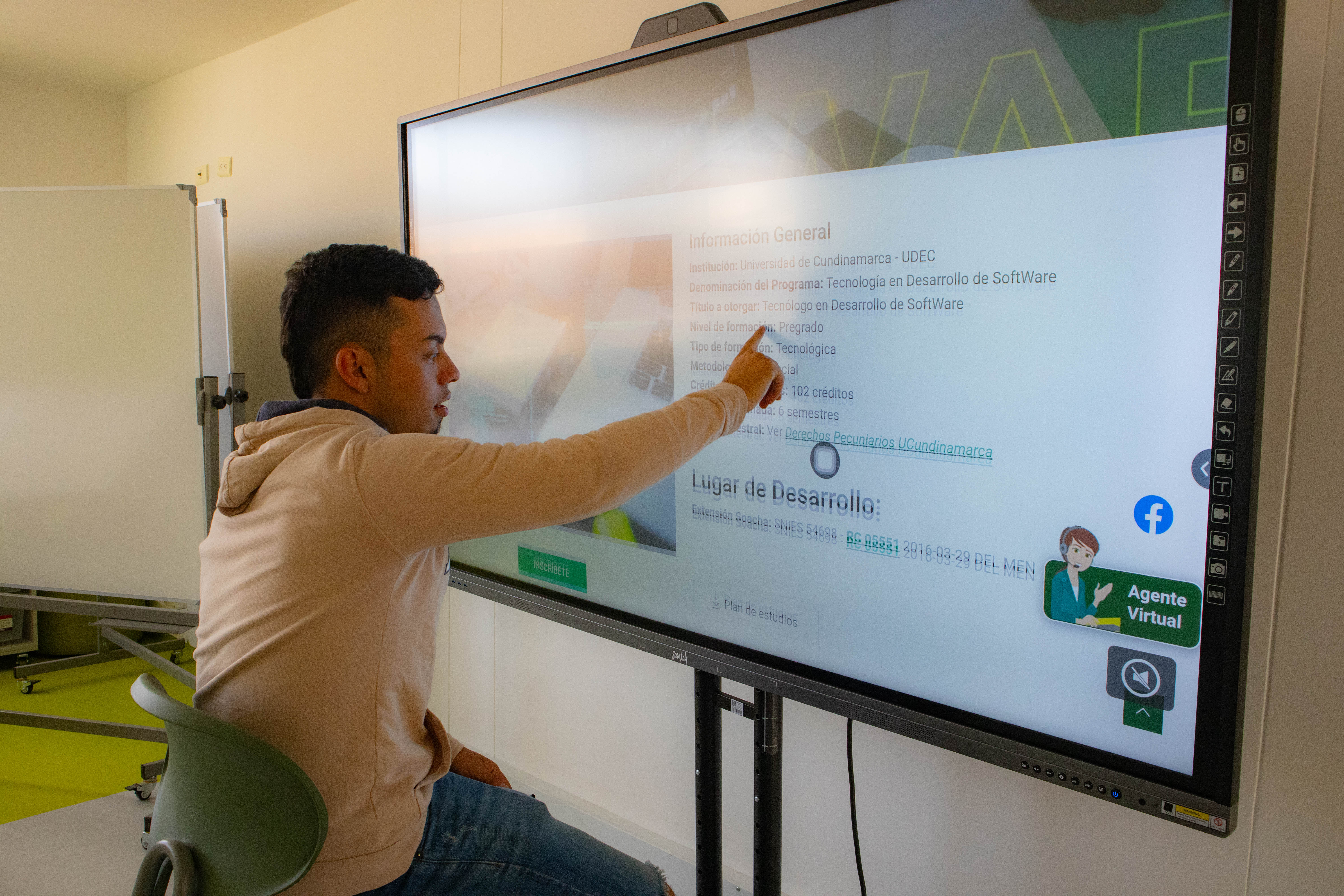 estudiante tocando pantalla tactil