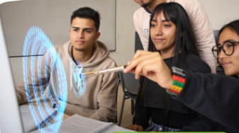 estudiantes interactuando con tecnologia