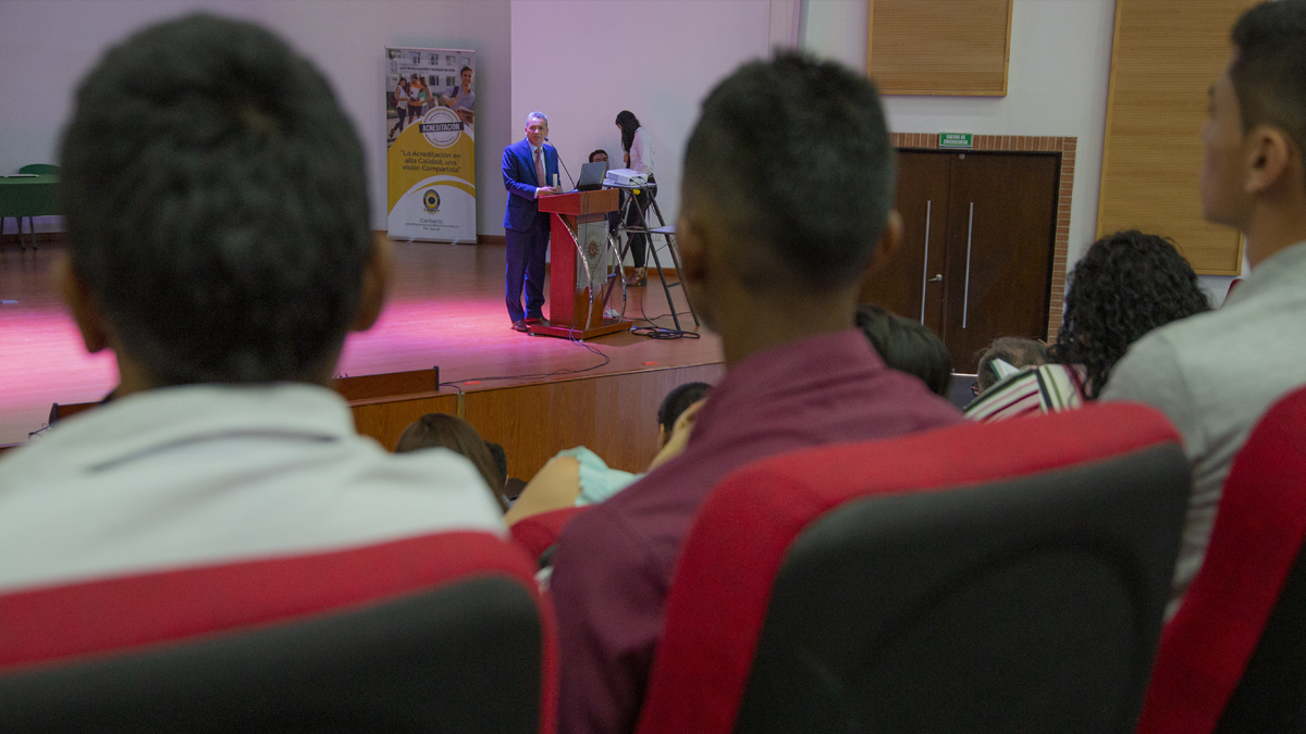 Rector en auditorio en Fusagasugá