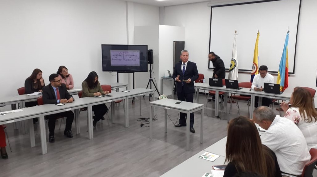 Rector reunido con estudiantes y administrativos