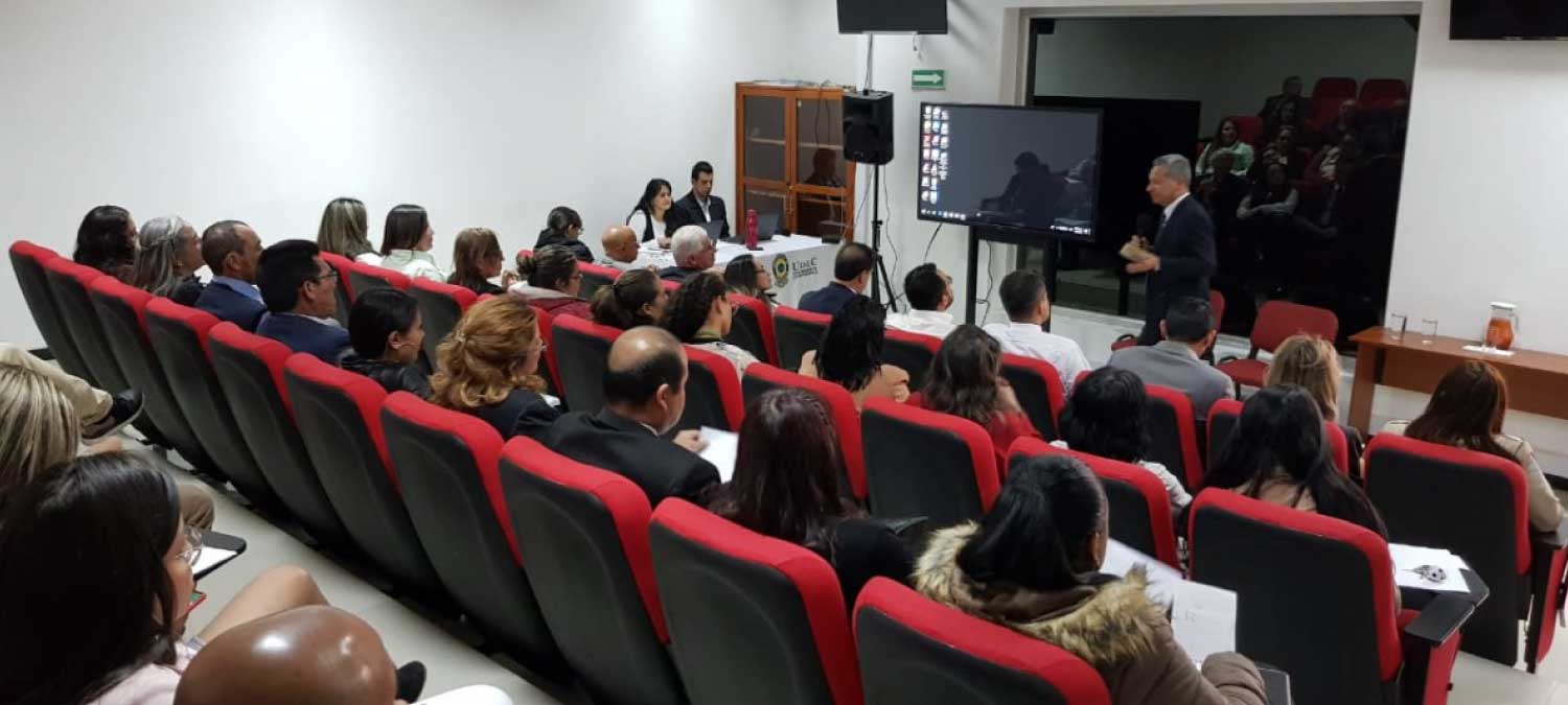 Estudiante haciendo presentación ante el rector