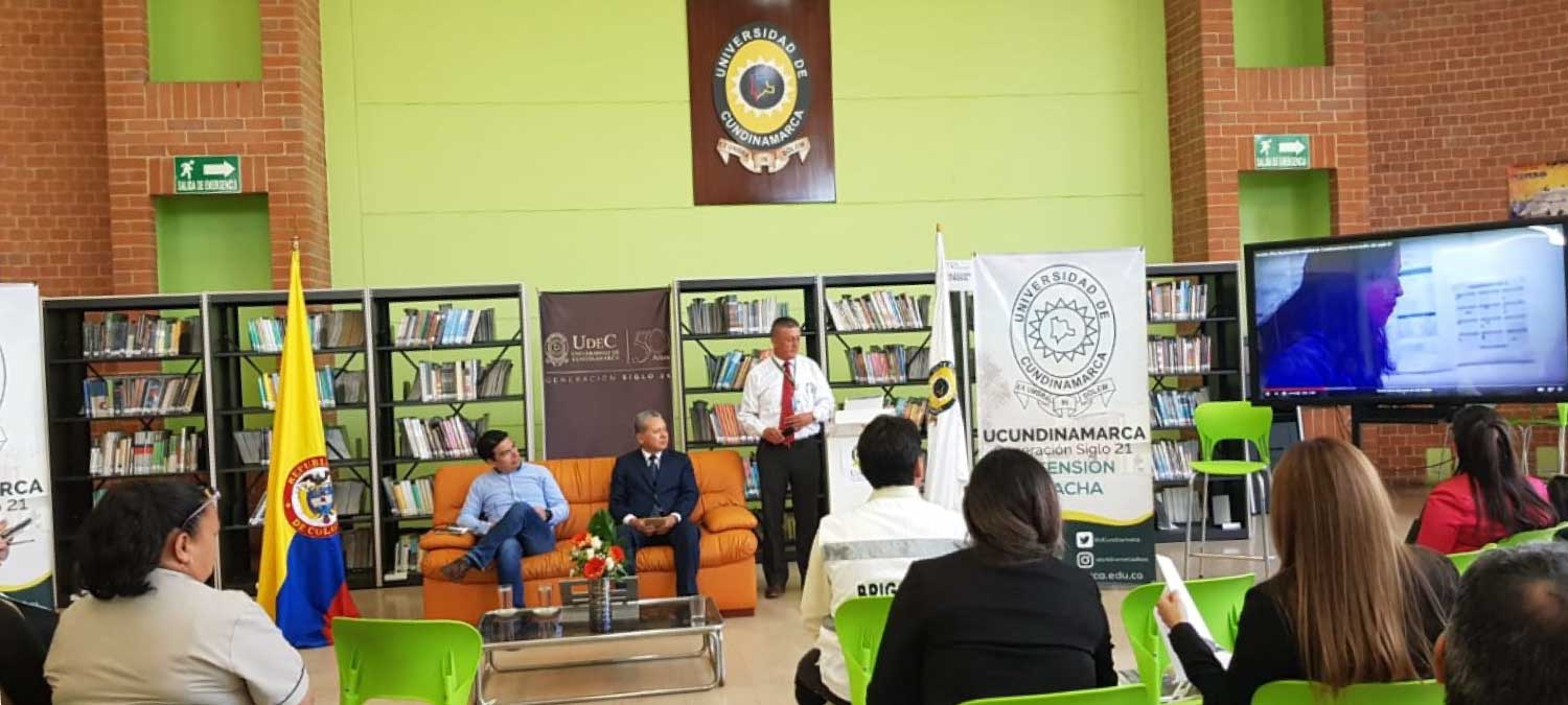 Rector reunido con estudiantes en biblioteca de Extensión Soacha