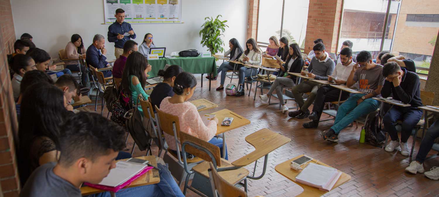 Rector reunido con estudiantes en salón de clases en Fusagasugá