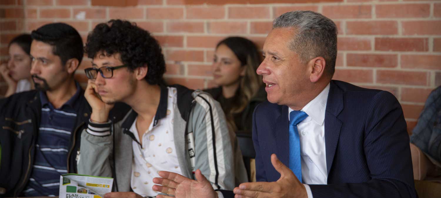 Rector reunido con estudiantes en salón de clases en Fusagasugá